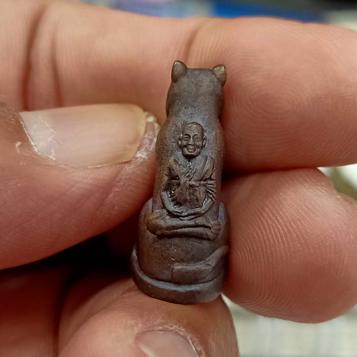 เสือหลวงพ่อปาน วัดมงคลโคธาวาส (บางเหี้ย) จ.สมุทรปราการ ปี 2522 เนื้อนวโลหะกลับดำ UNC เลยก็ว่าได้ 