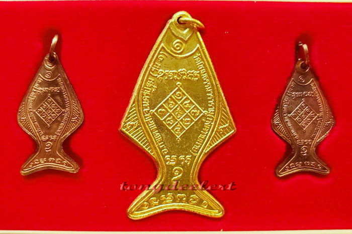 ชุดปลาวิเศษ ศรีมงคล หลวงปู่หลิว วัดไร่แตงทองปลุกเสก สวยมากพร้อมกล่องเดิมค่ะ