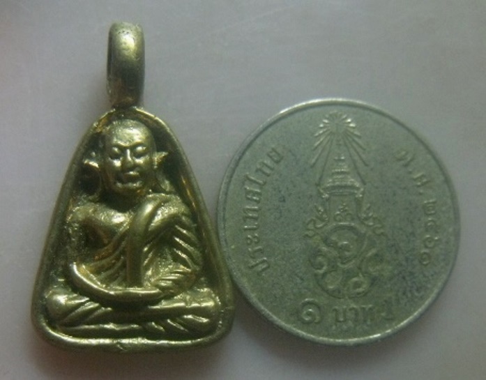 **เบา​ๆ​**เหรียญหล่อจอบเล็ก รุ่นพิเศษ หลวงพ่อเงิน วัดบางคลาน จ.พิจิตร**หลังยันต์ สวยๆ