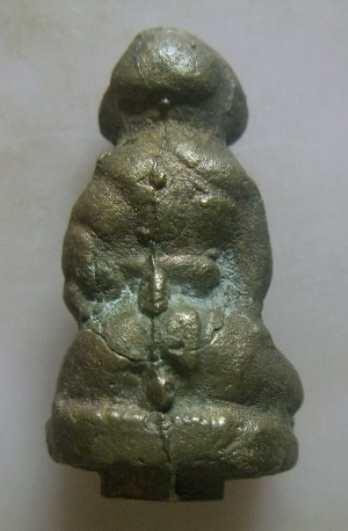 **เบาๆ**รูปเหมือนหล่อโบราณ เนื้อโลหะผสม ใต้ฐานตอกโค้ด ไม่ทราบที่**สวยๆ เชิญชมครับ