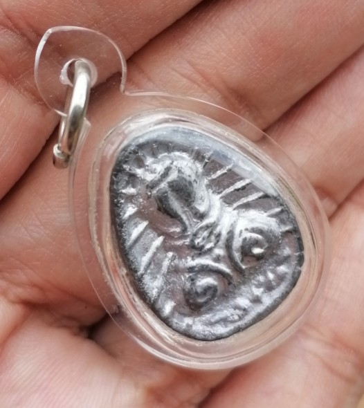 พระปิดตานะหัวเข่าพิมพ์รัศมี เจ้าคุณผล วัดหนัง กรุงเทพ ปี 2509 เนื้อตะกั่ว​ มีจาร เลี่ยมหนาๆ เคาะเดีย