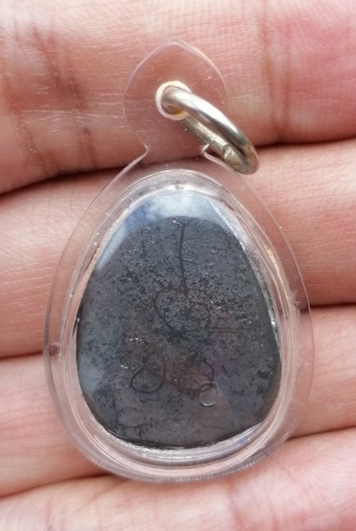 พระปิดตานะหัวเข่าพิมพ์รัศมี เจ้าคุณผล วัดหนัง กรุงเทพ ปี 2509 เนื้อตะกั่ว​ มีจาร เลี่ยมหนาๆ เคาะเดีย