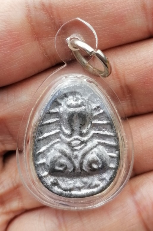 พระปิดตานะหัวเข่าพิมพ์รัศมี เจ้าคุณผล วัดหนัง กรุงเทพ ปี 2509 เนื้อตะกั่ว​ มีจาร เลี่ยมหนาๆ เคาะเดีย