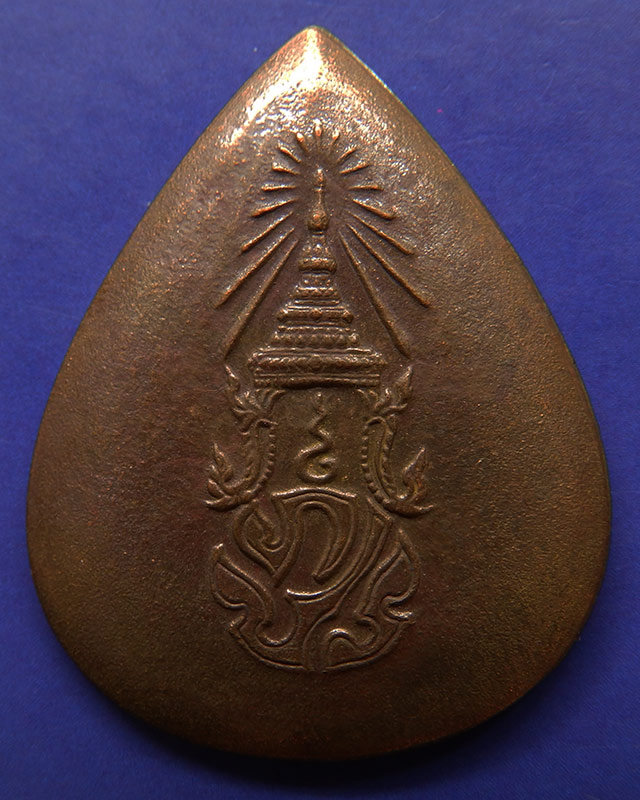 28.พระพุทธสิงหธรรมมงคล หลังภปร. เนื้อนวโลหะ พิธีใหญ่ วัดบวรฯ-วัดพระแก้ว พ.ศ. 2547 กล่องเดิม