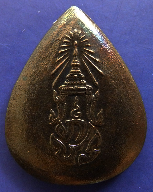 10.พระพุทธสิงหธรรมมงคล หลังภปร. เนื้อนวโลหะ พิธีใหญ่ วัดบวรฯ-วัดพระแก้ว พ.ศ. 2547 กล่องเดิม