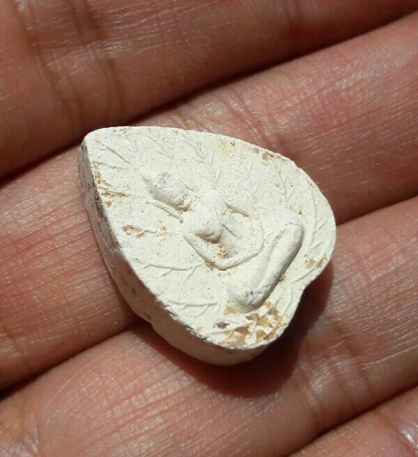 พระผงใบโพธิ์ หลังศก.๑๗ หลวงพ่อมุม วัดปราสาทเยอร์เหนือ ศรีสะเกษ ปี ๒๕๑๗ เคาะเดียว