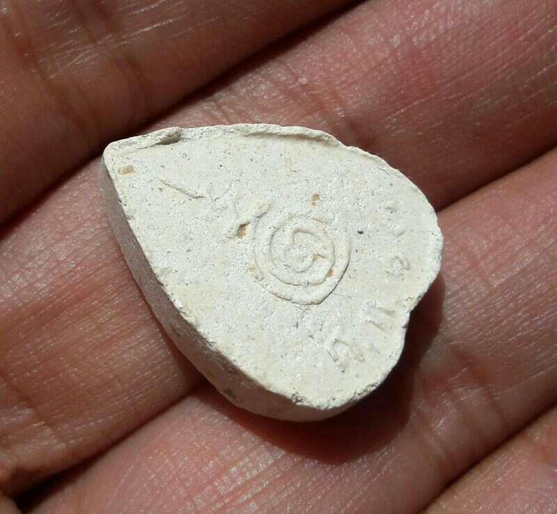 พระผงใบโพธิ์ หลังศก.๑๗ หลวงพ่อมุม วัดปราสาทเยอร์เหนือ ศรีสะเกษ ปี ๒๕๑๗ เคาะเดียว