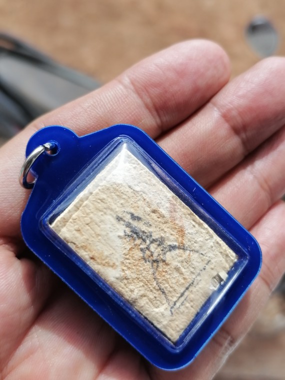 สมเด็จบางขุนพรหมแช่น้ำมนต์​ พิมพ์ฐานแซม พร้อมเลี่ยมกันน้ำ ปี 2547 เคาะเดียว   