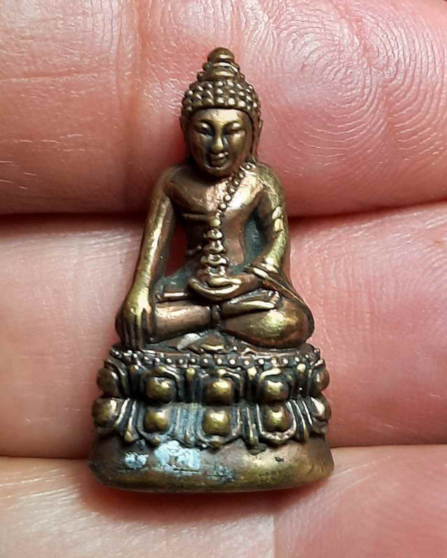 พระชัยวัฒน์ รุ่น มังกรทอง วัดสุทัศน์เทพวราราม พ.ศ.2543 เนื้อทองเหลืองเก่า 