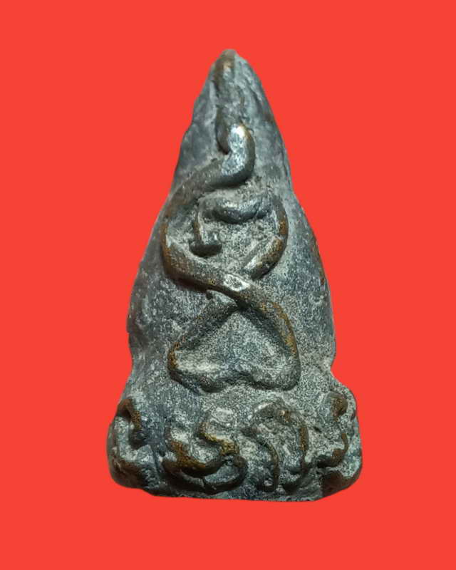 พระปิดตาหลังยันต์นูนกรุวัดพนมรอก ท่าตะโก นครสวรรค์สร้างราวปี2468-2471 