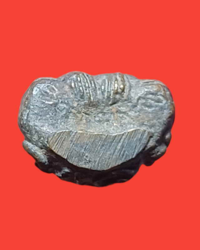 พระปิดตาหลังยันต์นูนกรุวัดพนมรอก ท่าตะโก นครสวรรค์สร้างราวปี2468-2471 