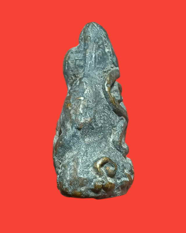 พระปิดตาหลังยันต์นูนกรุวัดพนมรอก ท่าตะโก นครสวรรค์สร้างราวปี2468-2471 