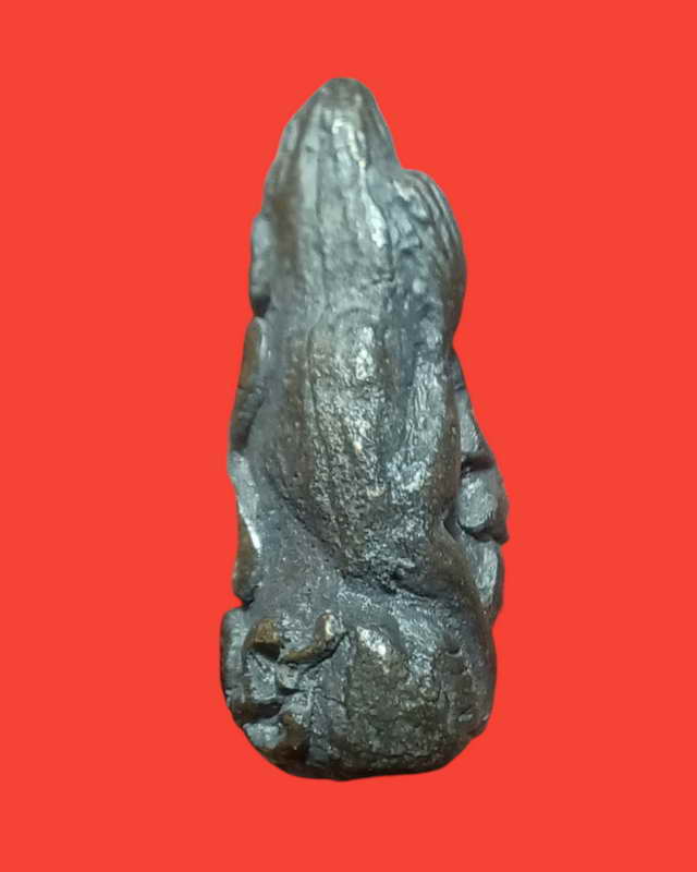 พระปิดตาหลังยันต์นูนกรุวัดพนมรอก ท่าตะโก นครสวรรค์สร้างราวปี2468-2471 