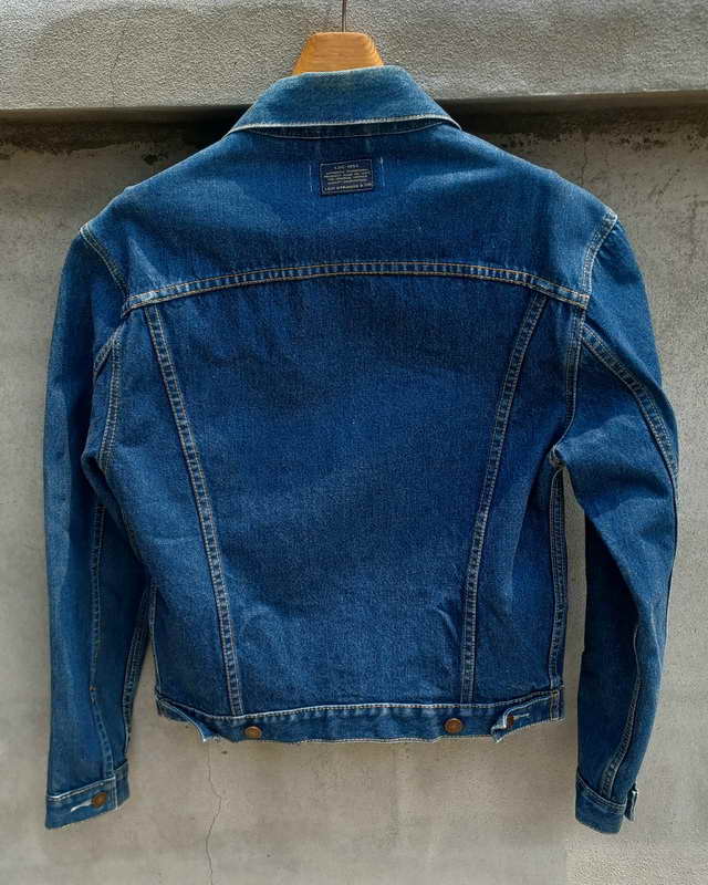 แจ๊คเก็ตยีนส์ลีวายไหล่ 19 อกกว้าง 19 รอบอก 38 แขนยาว24.5 ยาวทั้งตัว 23