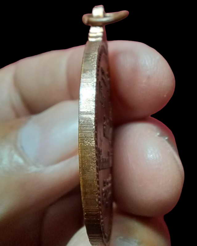 เหรียญหลวงปู่หงษ์  รุ่น ใจดี มีลาภ สังคหวัตถุ๔ สร้างสุรินทร์เป็นสุข พ.ศ. ๒๕๕๕