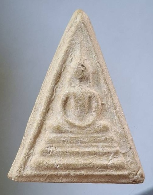 พระผงสามเหลี่ยม เก่าๆ ไม่ทราบที่