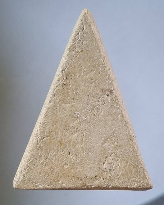 พระผงสามเหลี่ยม เก่าๆ ไม่ทราบที่