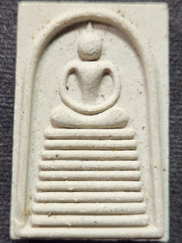 วัดพิกุลทอง จ.สิงห์บุรี   พระสมเด็จ พิมพ์9ชั้น หลวงพ่อแพ ปี 2541  เนื้อผงเกสร 