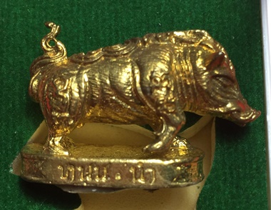 หมูมหามงคลคูณทอง หลวงพ่อคูณ วัดบ้านไร่ ปี2553 เนื้อทองทิพย์ ใต้ฐานอุดผงจีวรเกศา+ตะกรุด เลข1975+กล่อง