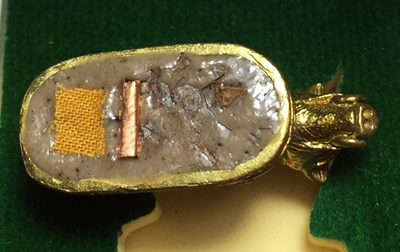 หมูมหามงคลคูณทอง หลวงพ่อคูณ วัดบ้านไร่ ปี2553 เนื้อทองทิพย์ ใต้ฐานอุดผงจีวรเกศา+ตะกรุด เลข3772+กล่อง