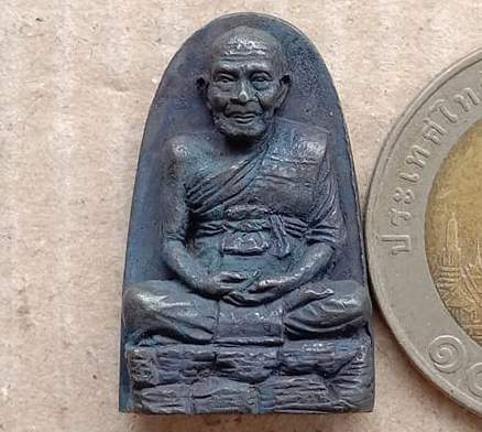 เหรียญหล่อพิมพ์เตารีด หลวงปู่เกลี้ยง วัดโนนเกด ศรีสะเกษ ปี2557 เหล็กน้ำพี้แก่ชนวนนวะ เลข779+กล่อง