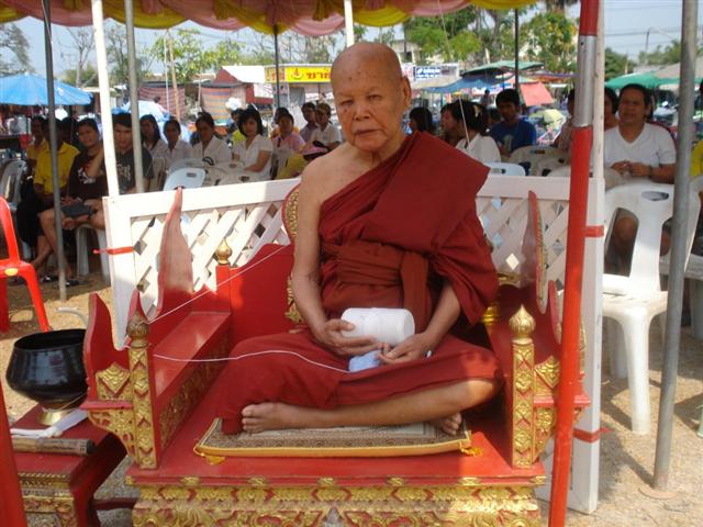 เหรียญทำน้ำมนต์ หลวงพ่อหวล วัดชาวเหนือ จ.ราชบุรี ปี2555 เนื้อทองแดงรมดำ เลข6070(แยกชุดกรรมการ)