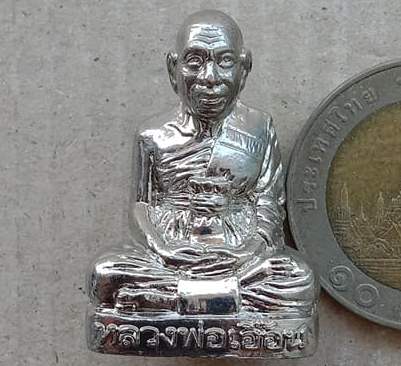 รูปเหมือนปั๊มรุ่น2 หลวงพ่อเอื้อน วัดวังแดงใต้ จ.อยุธยา ปี2548 เนื้อดีบุกชุบเงิน โค๊ตตัว อ มีรอยจาร