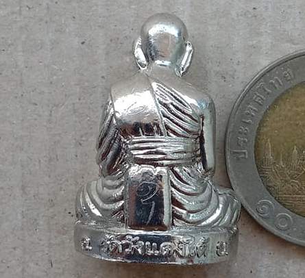 รูปเหมือนปั๊มรุ่น2 หลวงพ่อเอื้อน วัดวังแดงใต้ จ.อยุธยา ปี2548 เนื้อดีบุกชุบเงิน โค๊ตตัว อ มีรอยจาร