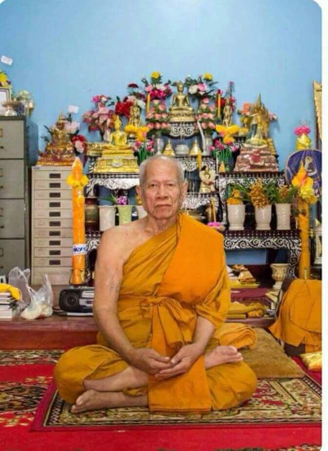 รูปเหมือนปั๊มรุ่น2 หลวงพ่อเอื้อน วัดวังแดงใต้ จ.อยุธยา ปี2548 เนื้อดีบุกชุบเงิน โค๊ตตัว อ มีรอยจาร