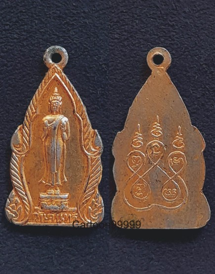 เหรียญกระไหล่ทองพระประจำวันจันทร์ อาจารย์ชุม ปี ๒๕๐๐ ครับ เหรียญสวยครับผม