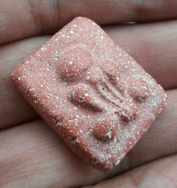  พระปิดตาผงกระดูกผี วัดโพธิ์ท่าเตียน ไม่ทราบปี เนื้อว่านสบู่เลือด เคาะเดียว  