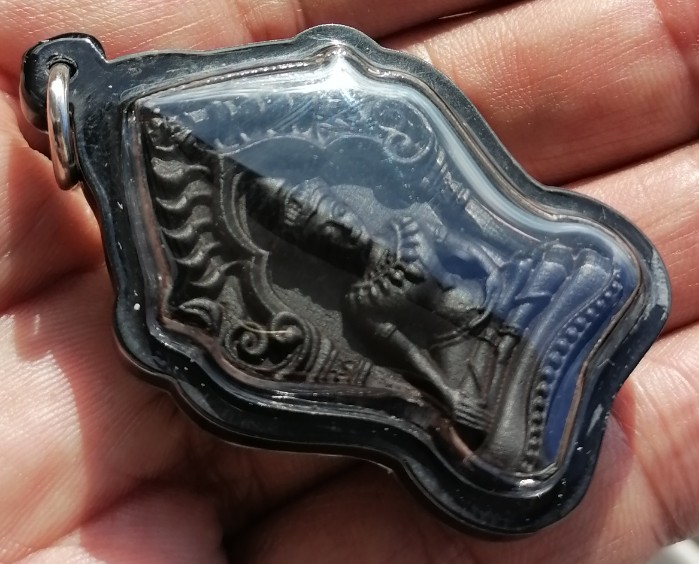 พระขุนแผนไม้งิ้วดำแกะ หลวงปู่หงษ์ พรหมปัญโญ วัดเพชรบุรี จ.สุรินทร์ หลังอุดมวลสารฯลฯ เคาะเดีย