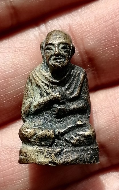 รูปหล่อลอยองค์สมเด็จโต หลังยันต์ หลวงปู่นาค วัดระฆัง ปี 2495 เนื้อโลหะผสมหล่อโบราณ เคาะเดียว