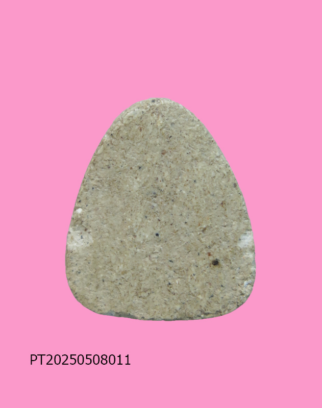 พระปิดตาเม็ดบัว หลังเรียย ขนาดประมาณ 1 ซม.