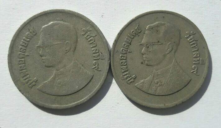เหรียญหนึ่งบาท ในหลวงรัชกาลที่ 9 หลังวัดพระแก้ว ปี 2525 มา 2 เหรียญ เคาะเดียว(13)   