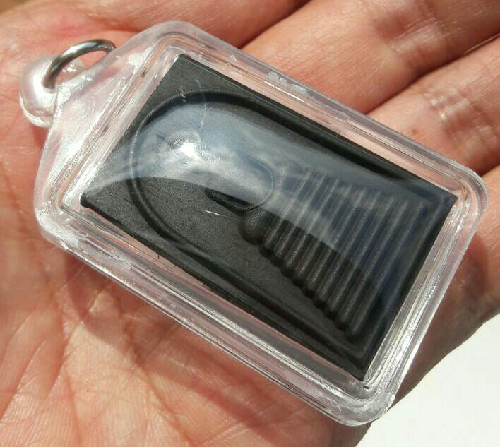 พระสมเด็จ 9 ชั้นไม้งิ้วดำ หลวงปู่หงษ์ พหรมปัญโญ สุสานทุ่งมน จ.สุรินทร์ ปี 2555 เคาะเดียว   