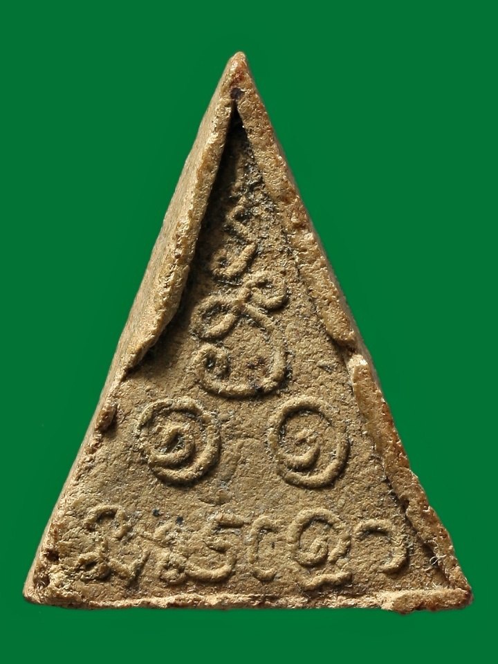 แม่นางกวัก เนื้อผงน้ำมัน พิมพ์สามเหลี่ยมหลังยันต์