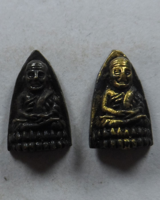 หลวงปู่ทวด เตารีดจิ๋ว วัดช้างให้ รุ่นกำนันชูชาติ (๒ องค์)