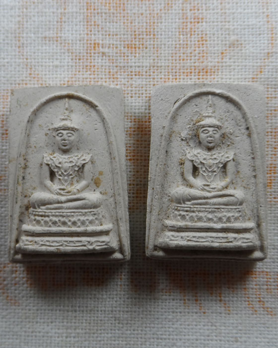 พระผงพระแก้วมรกต ๒๐๐ ปี รัตนโกสินทร์ (๒ องค์)