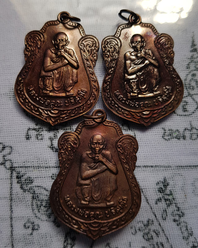 หลวงพ่อคูณ วัดบ้านไร่ จ.นครราชสีมา รุ่นเสาร์๕ คูณทรัพย์แสนล้าน เนื้อทองแดง ปี 2539