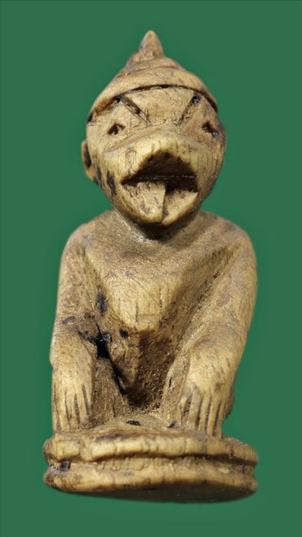 หนุมานหน้ากระบี่ ไม้รากรักแกะ ขนาด ๑.๓*๑.๕*๓.๐ ซม.