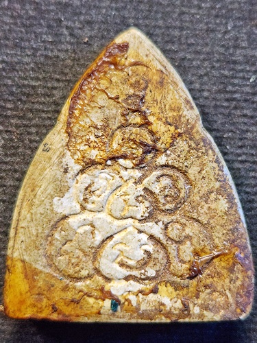 วัดกำแพง ชลบุรี พระผงรูปเหมือนพระครูอุดมวิชชากร(หลวงปู่เหมือน)  หลังยันต์