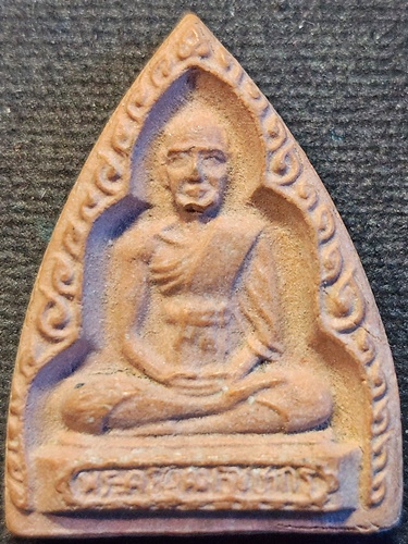 วัดกำแพง ชลบุรี พระผงรูปเหมือน หลวงปู่เหมือน รุ่นสาโถ  ปี20