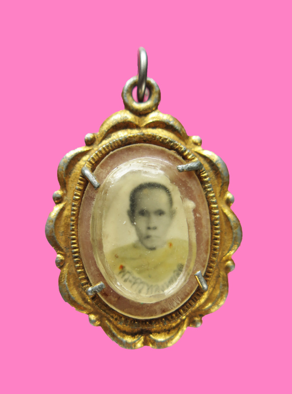 ล็อคเก็ตรูปถ่าย หลังนางกวัก หลวงพ่อทองหยอด เก่านะ