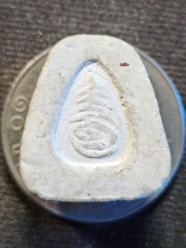 วัดกำแพง จ.ชลบุรี พระปิดตามหาอุตม์ หลวงปู่เหมือน  หลังยันต์อุ ปี2522 เนื้อผงพุทธคุณ