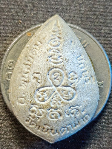 วัดเนินตามาก อ.พนัสนิคม จ.ชลบุรี พระผงพิมพ์หยดน้ำ หลวงปู่ม่น 