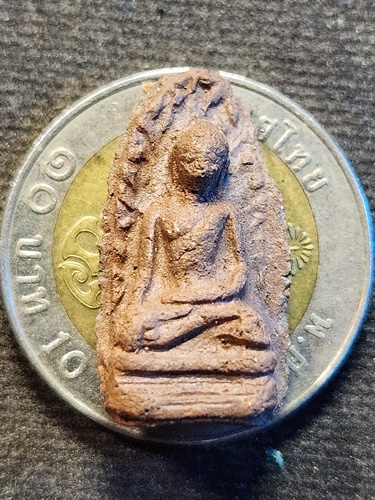 วัดมหาวัน จังหวัดลำพูน พระรอด ย้อนยุค 1300 ปี พิมพ์ใหญ่เครื่องราช  ปี 2559