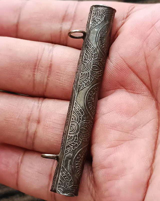 ตะกรุดเนื้อตะกั่วยาว 2.75 นิ้ว อยู่ในเลี่ยมปลอกหลวงพ่อเดิม วัดหนองโพธิ์ จ.นครสวรรค์ พระบ้านเก่าเก็บห