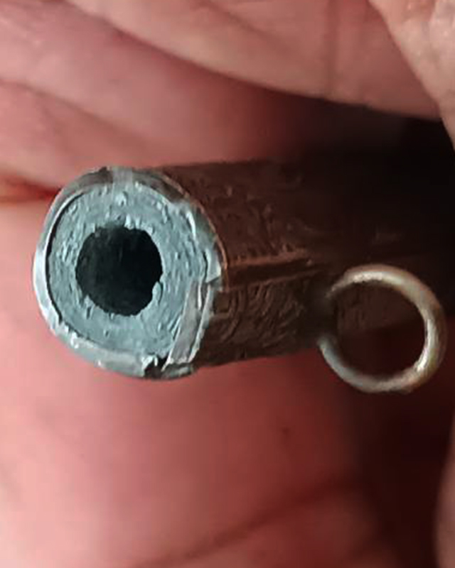 ตะกรุดเนื้อตะกั่วยาว 2.75 นิ้ว อยู่ในเลี่ยมปลอกหลวงพ่อเดิม วัดหนองโพธิ์ จ.นครสวรรค์ พระบ้านเก่าเก็บห