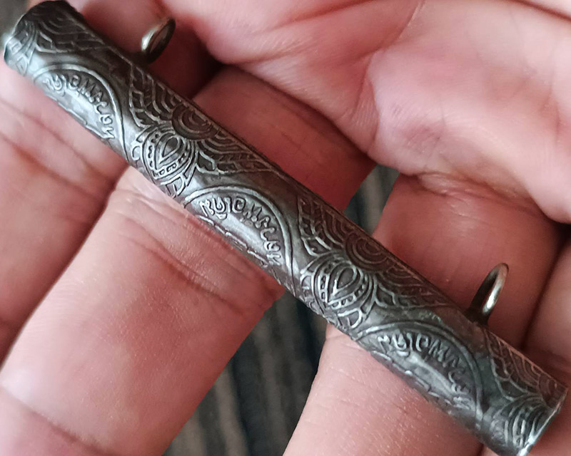 ตะกรุดเนื้อตะกั่วยาว 2.75 นิ้ว อยู่ในเลี่ยมปลอกหลวงพ่อเดิม วัดหนองโพธิ์ จ.นครสวรรค์ พระบ้านเก่าเก็บห